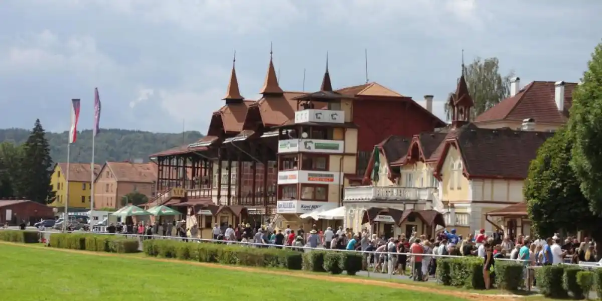 Golfové hřiště + závodiště